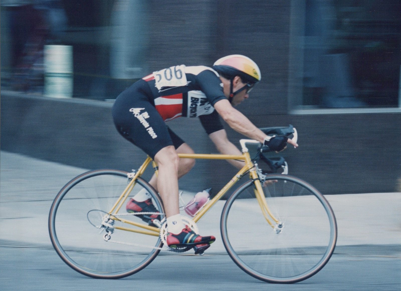Allen at full speed on his yellow time-trial bike, number 506